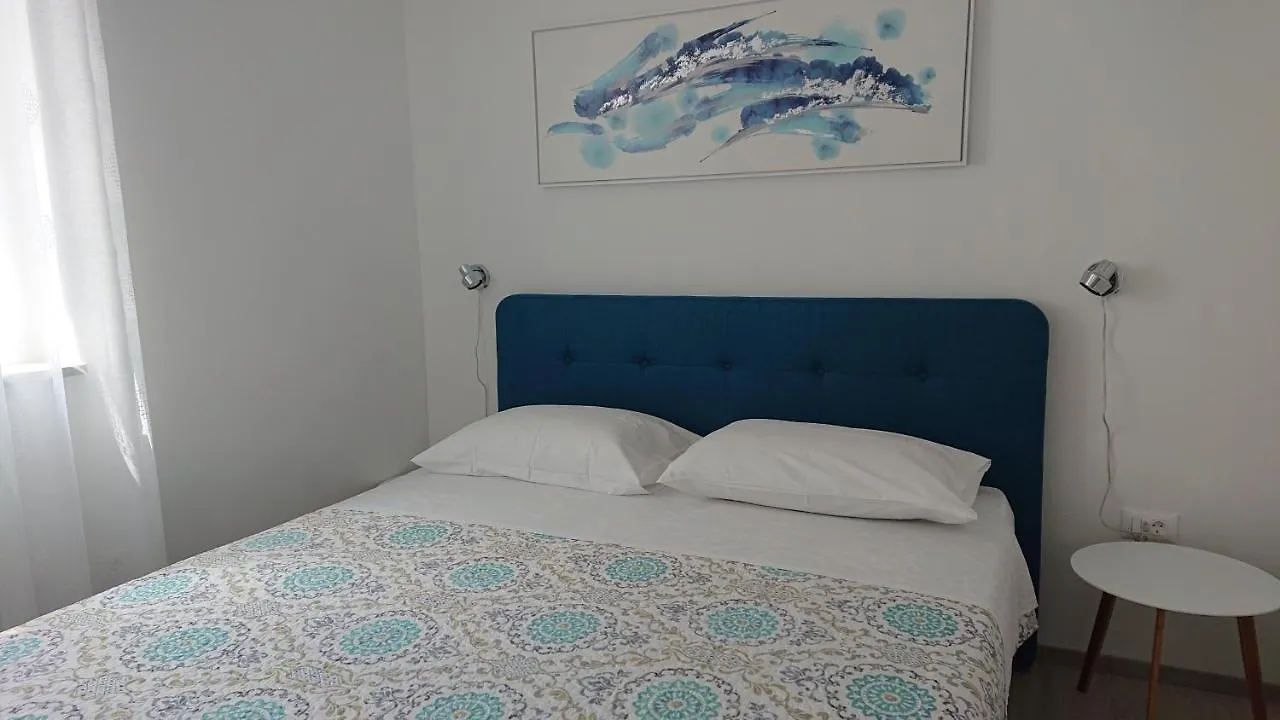 Roza Apartment Cres 0*,